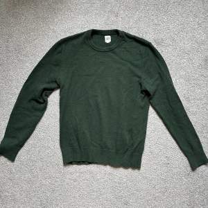 Snygg grön sweatshirt/pullover från GAP i mycket fint skick. 