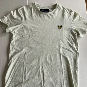 Lyle & Scott - T-shirt i ljusgrönt, mycket fint skick 