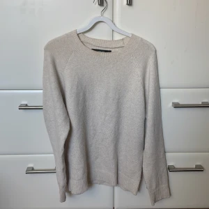 stickad tröja - stickad tröja från vero moda, använd typ 2-3 ggr, är i storlek M men sitter fint på mig som har Xs-S