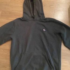Dickies Hoodie - Säljer denna dickies hoodie  som jag köpte i stockholm för något år sedan, väldigt fin och bra skick! Hör av er för fler bilder och funderingar.