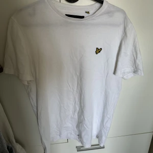 Lyle & scott T shirt - Vit lyle & scott T shirt storlek S