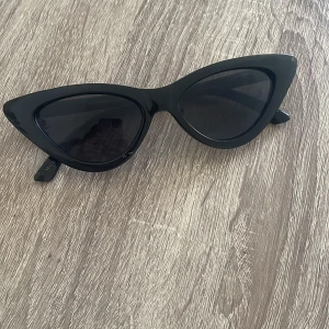 Solglasögon 🩷 - Säljer dessa solglasögon från Ginatircot, men då de finns en liten defekt med dom som är att de är lite lösa men inget svårt att fixa och går att använda😎☀️💛