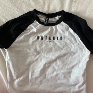 Croptop - Den är S men känns mer som xs. Har haft den i 1 år och den är från hm. Finns inga hål i den, bra kvalitet 