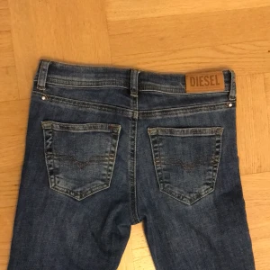 Lowaist diesel jeans - Säljer dessa lowaist, bootcut och blåa diesel jeans för 190 kr. Priset kan diskuteras! Nypris ca 700 kr.  Kontakta vid frågor eller intresse.