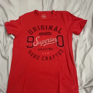 Jack&jones  - Jack&jones t shirt knappt använd  Pris kan diskuteras, kolla fler annonser så kan vi diskutera paketpris