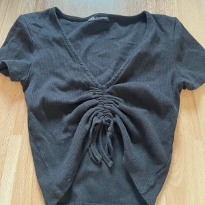 Zara t-shirt - Skriv om du är intresserad så kan vi diskutera pris, frakt och så vidare😊 Bara att skriva om du vill ha fler bilder