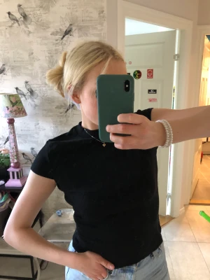 Svart topp - Säljer denna supersöta svarta toppen då jag inte använt den! Supersöt! Notera att den är lite annurlunda i ärmen! Så cool topp 😝💘