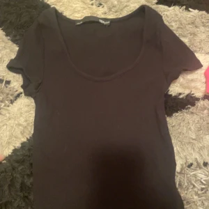 U ringad t shirt  - Svart u ringad t shirt  Inte kommit till användning  Köpte för 150kr