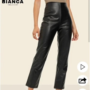 Bianca x Nelly skinnbyxa - Köpt från Bianca x Nelly kollektionen. Oanvända byxor med prislapp kvar.