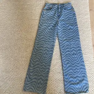 Ett par jeans i mönster från pull and bear i storlek 36