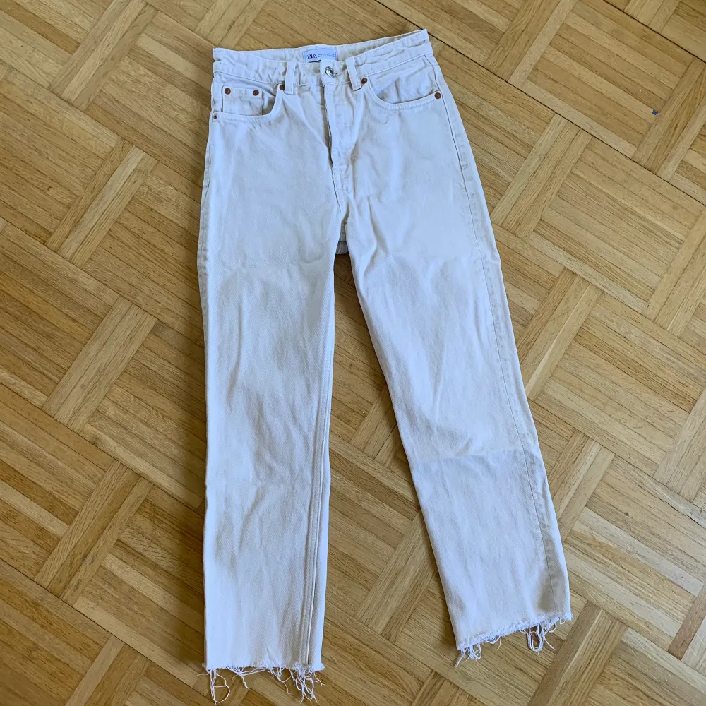 Beiga jeans från Zara, superfina nu till sommaren. Är tyvärr för små för mig. Bra skick!. Jeans & Byxor.