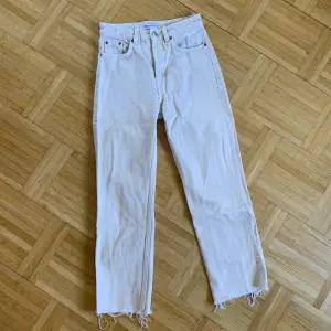 Beiga jeans från Zara, superfina nu till sommaren. Är tyvärr för små för mig. Bra skick!