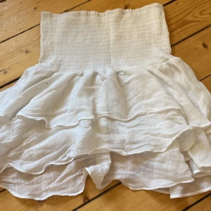 Volangkjol - Säljer denna super fina kjolen som är perfekt t sommaren, säljer pga den inte kommer till användning💓