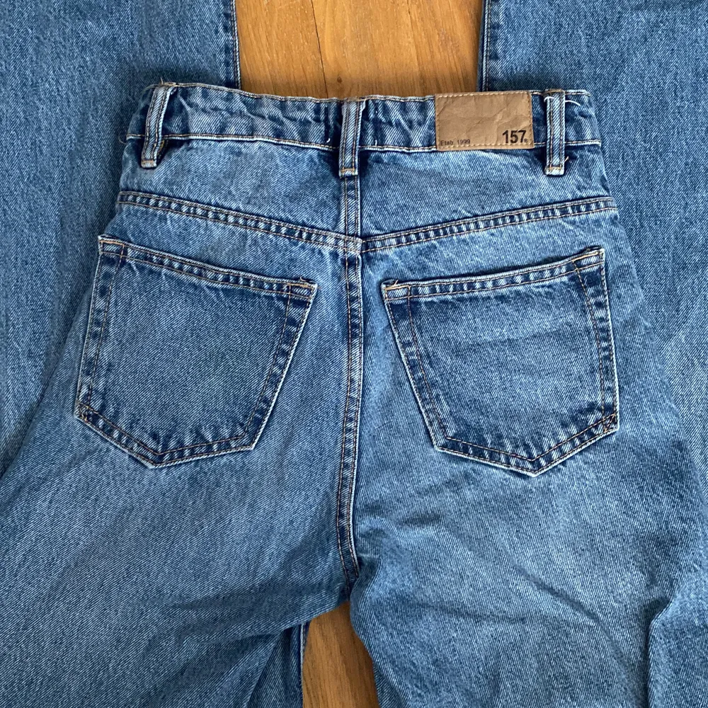 Blåa Boulevard jeans från Jeans från lager 157. Hög midja. Tajta till låren sedan är de utsvängda. Använt fint skick. Jeans & Byxor.