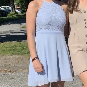 Klänning  - Fin klänning som inte säljs längre, använde den en gång på skolavslutningen. Annars är den som ny😊