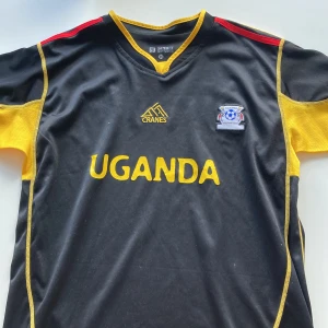 Uganda tröja - Svart Uganda tröja (fotboll) bra skick o inga skador