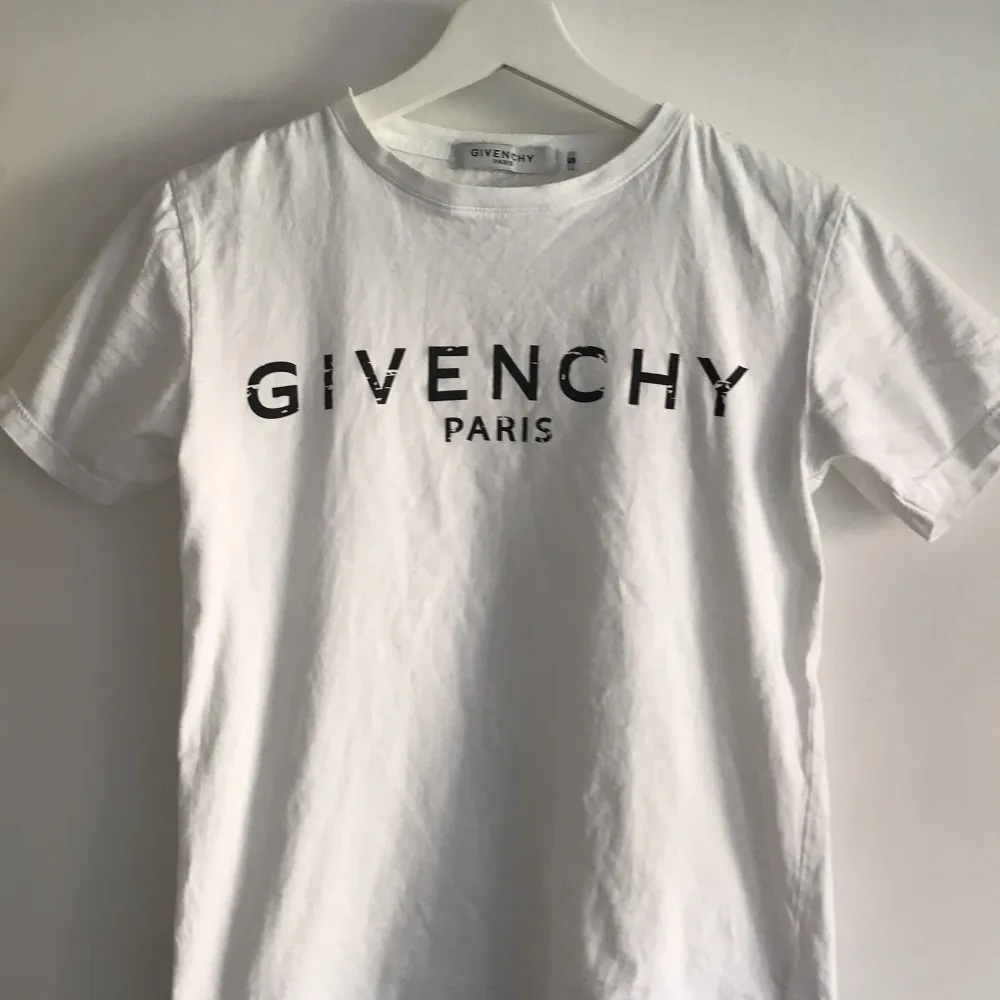 Givenchy t-shirt, strl S, i fint skick. T-shirts.