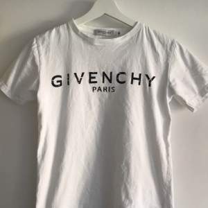 Givenchy t-shirt, strl S, i fint skick