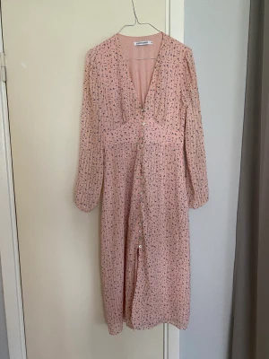 Adoore klänning  - Saknas en knapp, har knappen men ej sytt dit den, knappen följer med så man kan sy dit den själv om man vill. Annars fint skick! 