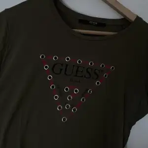 Militär grön Guess Tshirt Super fin  