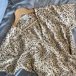 Omlottklänning från Neo Noir - Kortärmad omlottklänning från Neo Noir. Använd fåtal gånger, som ny! 