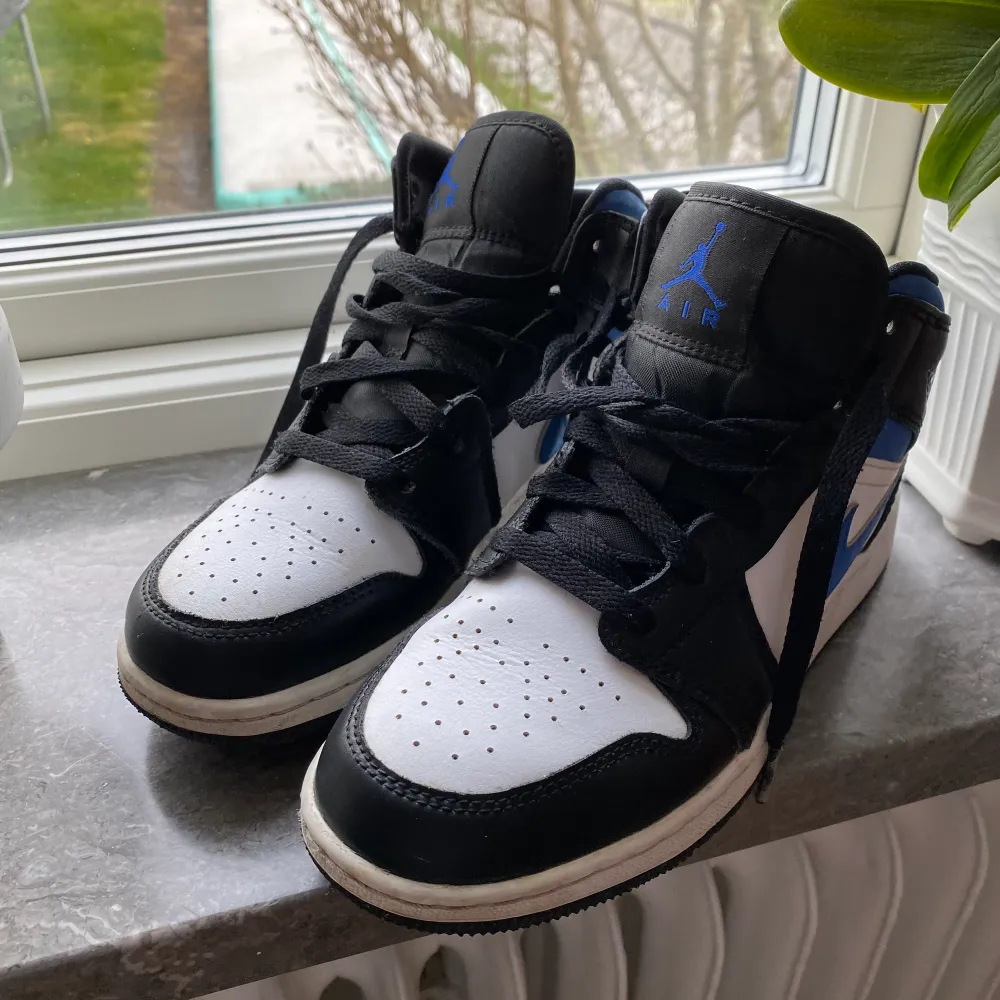 Äkta Jordan 1:or mid blue, strl 36. Fint skick, använda enstaka gånger. Pris: 1100kr. Skor.