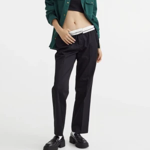 Hm byxor - Säljer dessa dickies liknande byxorna från h&m som är slutsålda. I strl 36! 