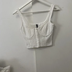 Linne - Jätte söt korsettliknande linne från H&M. Säljer pga den är lite liten. Storlek 36. 