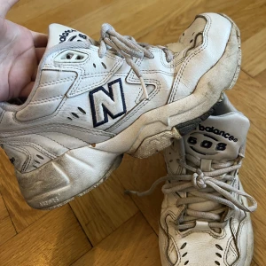 New balance sneakers - Köpta vintage för ca 200 kr, har sedan dess använt dessa en del därav det billiga priset, går absolut fräscha upp dem för den som har lust✨