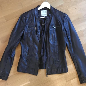 Bikerjacka - Konstläder bikerjacka i bra skick