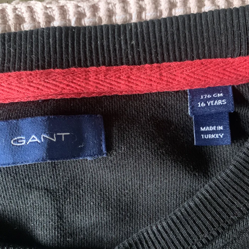 Gant tröja, säljer den för att jag växt ur den. 8/10 skick, använd ett antal gånger men använd på ett väl sätt.. Tröjor & Koftor.