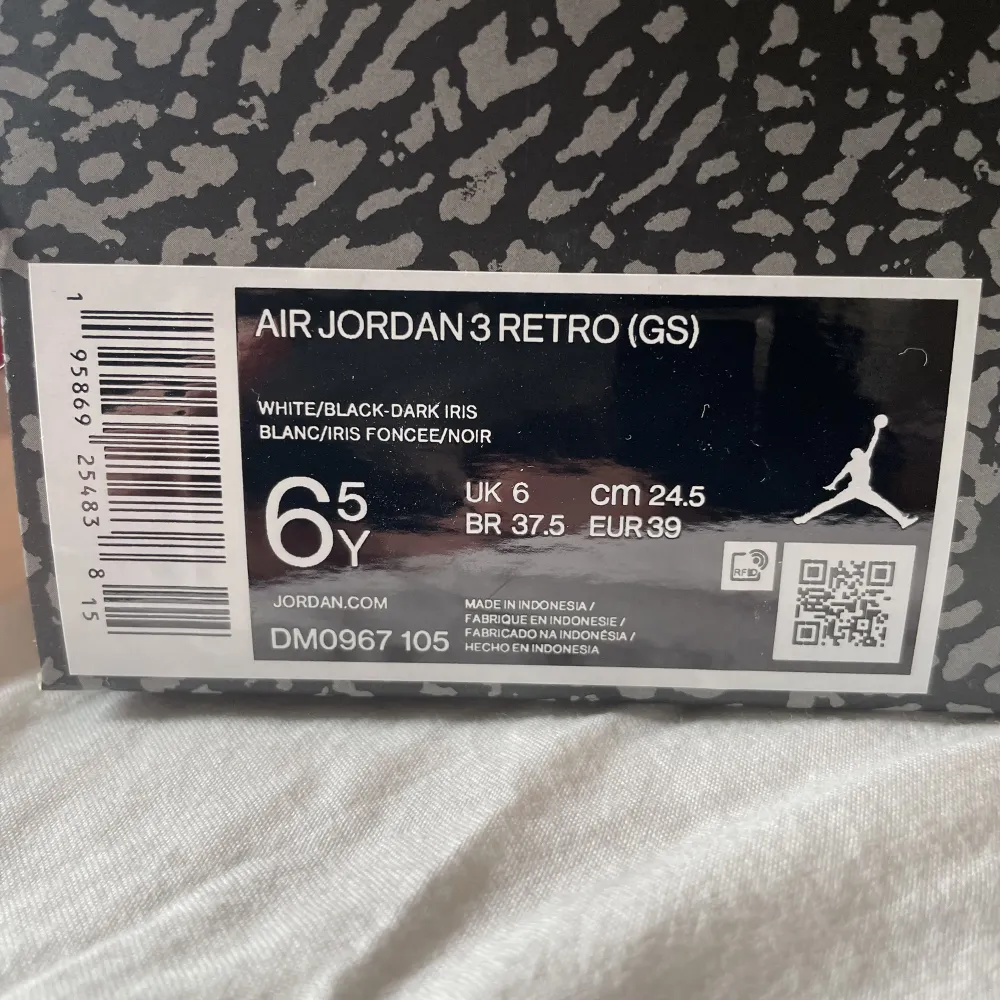 Jordan 3 dark iris Helt nya, endast provade  Storlek 39  Skriv privat vid frågor eller funderingar . Skor.