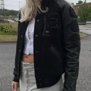 Collage jacka  - Säljer denna fina collage jacka i storlek xs, finns inga tecken på slitage.💕 tror jag köpte för 5900