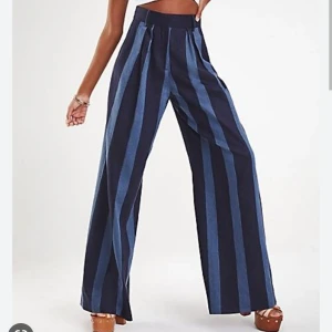 Byxor Tommy Hilfiger x zendaya - Så fina byxor från Tommy Hilfigers sammarbete med Zendaya. Dom är uppsydda i benen för att passa i längd för mig som är 170. De är då hellånga. I närmast perfekt skick, och nypris var runt 1000kr