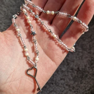 Halsband med hjärtnyckel - Supergulligt halsband i rosa och med hjärtnyckel som hänge. Handgjort och nyskick. Skriv gärna vid intresse/frågor 💗