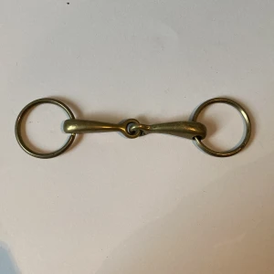 Käpphästbett/nyckelring - Kan användas som en nyckelring men även som ett bett till en käpphäst  Endast swish Kontakta mig om du är intresserad eller fler bilder eller frågor 