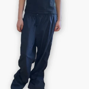 MörkBlåa byxor - ett par lågmidjade mörkblåa byxor! Säljer då de är för långa på mig! ❣️läs min policy innan du skriver, du kommer antagligen få svar på din fråga där ❣️