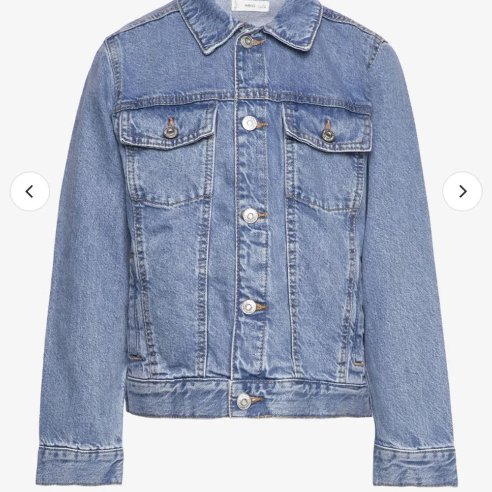 Säljer min jeans jacka då den inte kommer till någon användning längre. Nypris köpt för 500kr hör av dig vid frågor 💘. Jackor.