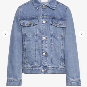 Jeans jacka  - Säljer min jeans jacka då den inte kommer till någon användning längre. Nypris köpt för 500kr hör av dig vid frågor 💘