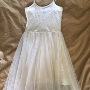 Klänning - Vit klänning med puffig nederdel. Köpt för längesedan och har använt på en del skolavslutningar bland annat, inga synliga märken. Axelbanden är uppsydda men de går att sprätta up för att förlänga den. Den är i xs men skulle säga att den är mindre än så.