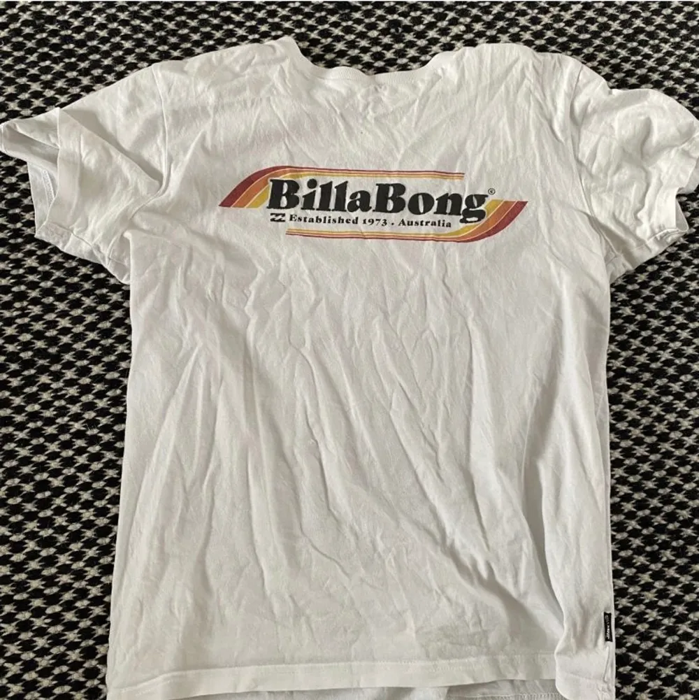 T-shirt från Billabong i storlek 156/164 (sitter som en xs), köpt på plick men som tyvärr inte passade mig.  Ett litet lagat hål fram som knappt syns. Lånad bild från tidigare säljaren:). T-shirts.