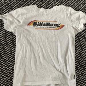 T-shirt från Billabong i storlek 156/164 (sitter som en xs), köpt på plick men som tyvärr inte passade mig.  Ett litet lagat hål fram som knappt syns. Lånad bild från tidigare säljaren:)