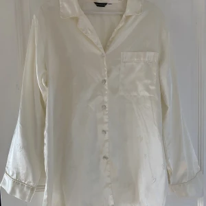 Vit pjamaskjorta - Vit pyjamasakjorta med hjärtmönster💕 I väldigt skönt material✨