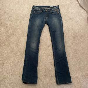 Sjukt snygga lågmidjade jeans från replay med fina detaljer 🤩 Midja: 74cm Innerbensmåttet: 80
