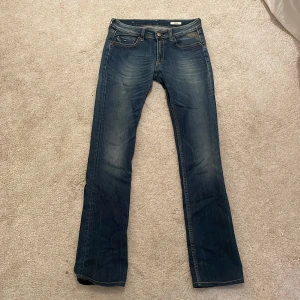 Lågmidjade replay jeans  - Sjukt snygga lågmidjade jeans från replay med fina detaljer 🤩 Midja: 74cm Innerbensmåttet: 80