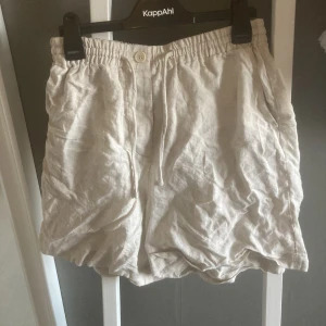 Shorts  - Ett par beiga linne shorts, oanvänd
