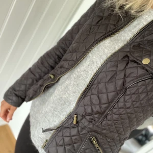 Vårjacka Dam - Mörk marinblå Quiltad vårjacka i storlek M.  I väldigt bra skick och använd få gånger.  Är lite mindre i storleken. Jag är 168cm