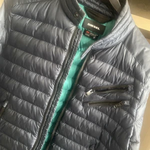 Diesel jacka  - Diesel strl s. Använd 3-4ggr. Jätte snygg Mörk blå, grön inuti.