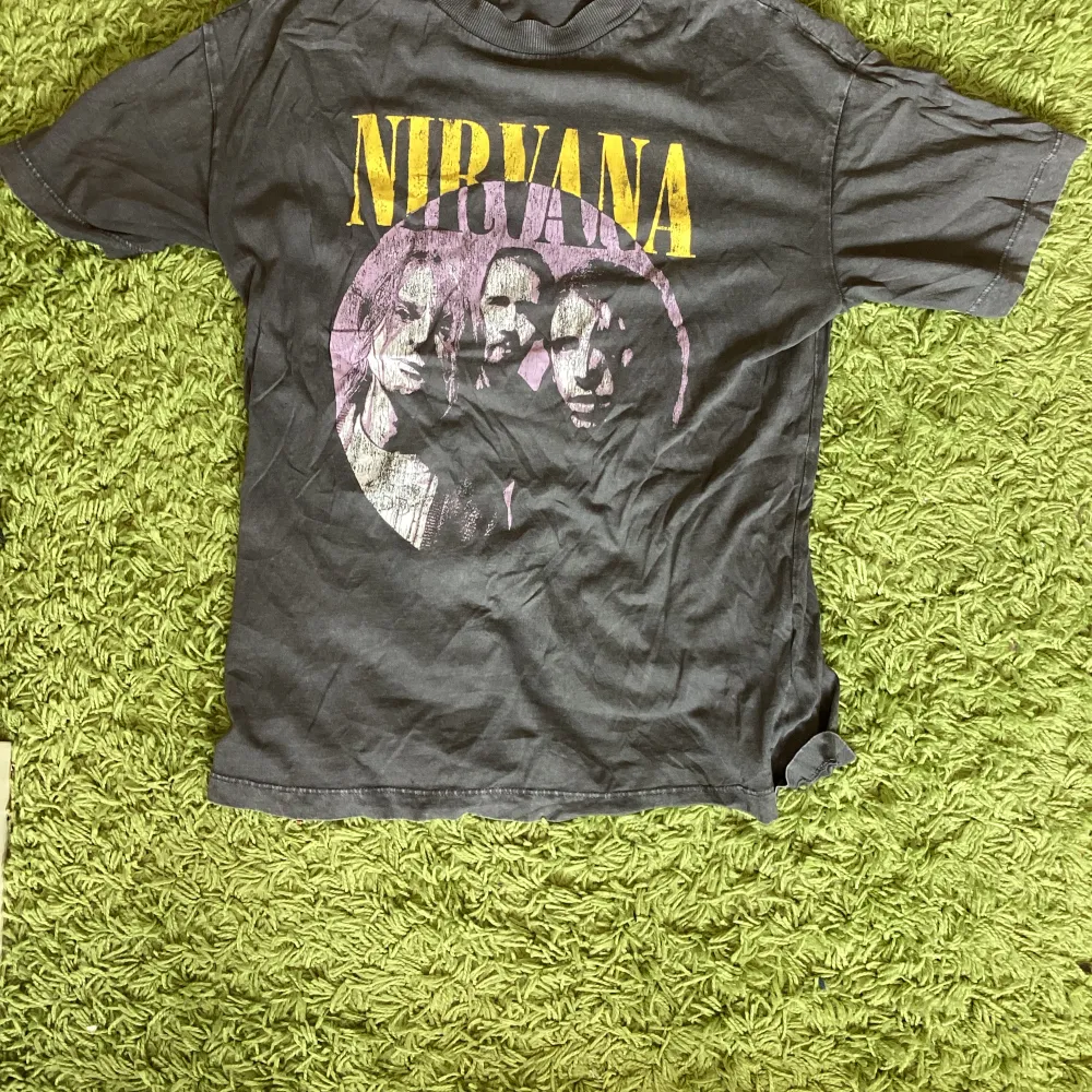 Nyköpt nirvana tröja! Köpt för 150kr, tryck gärna inte på köp nu.:). T-shirts.