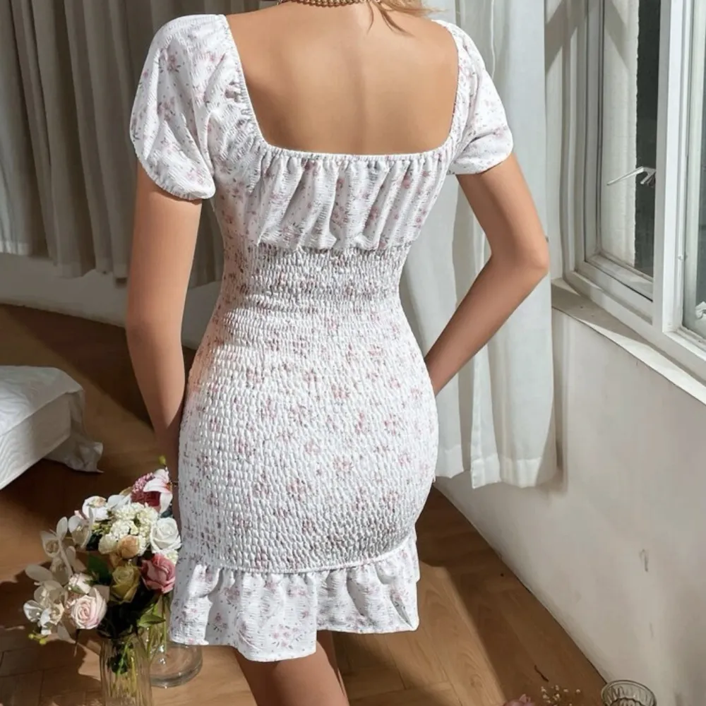 Säljer denna blommiga korta klänning från Shein. Klänningen är i storlek S. . Klänningar.